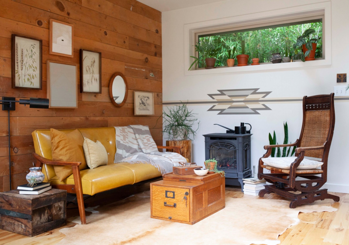 A Pacific Northwest living room in earthy neutral tones featuring the Sandhills Pendleton blanket. Photo by Oregon home magazine, used with permission.